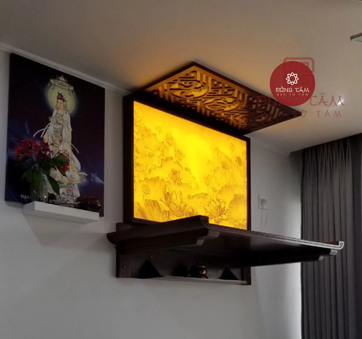 Bàn thờ treo đơn giản, hiện đại kết hợp cùng tranh trúc chỉ và tấm chống ám khói