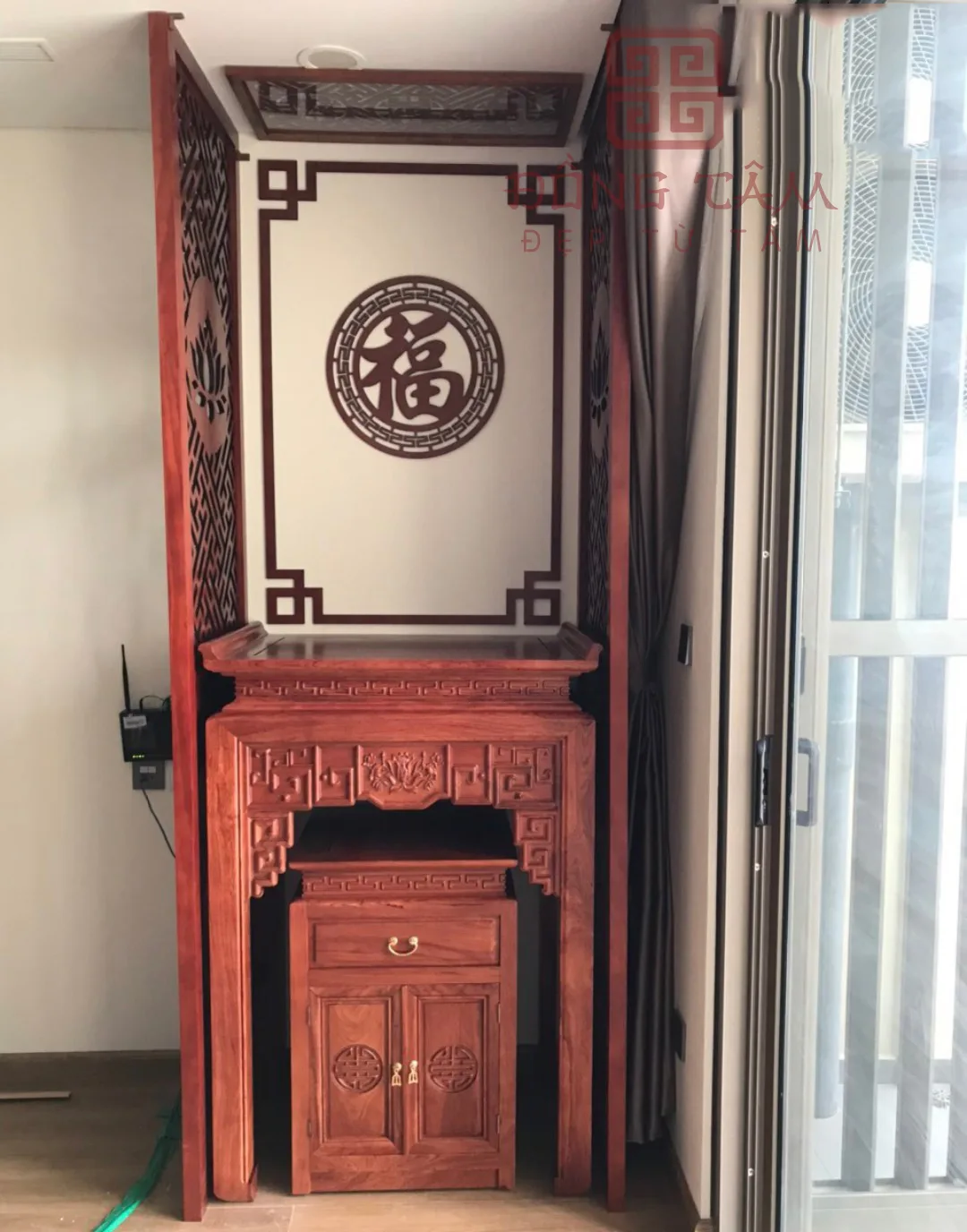 mau-vach-ngan-phong-tho-hien-dai (5) Bàn thờ chung cư gỗ sồi