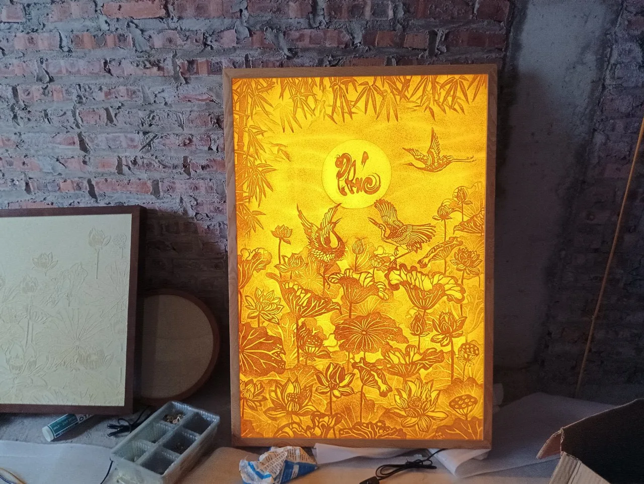 tranh-truc-chi-trang-tri-ban-tho-dong-tam (3)