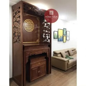 Bàn thờ đứng được thiết kế kích thước phù hợp với diện tích của căn chung cư.