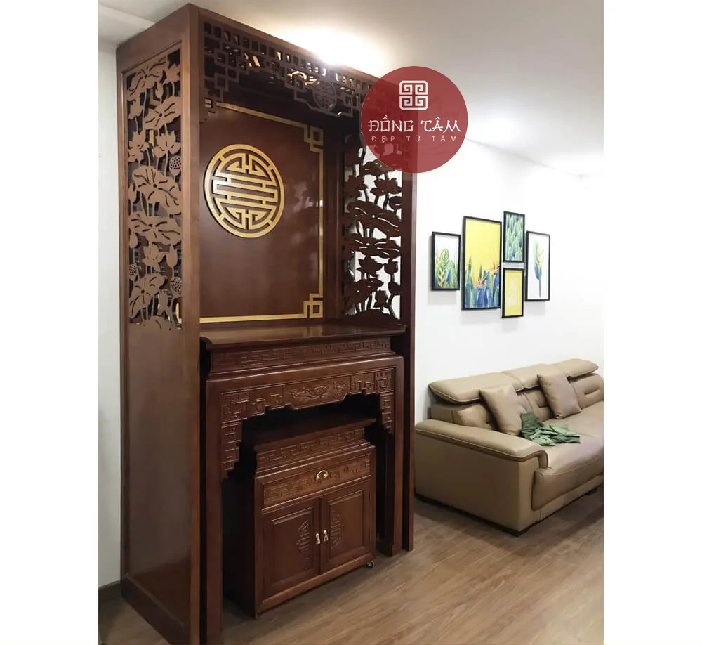 Bàn thờ đứng được thiết kế kích thước phù hợp với diện tích của căn chung cư. Bàn thờ đứng được thiết kế kích thước phù hợp với diện tích của căn chung cư.