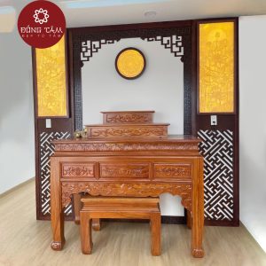 Giá bàn thờ gỗ gụ thường dựa vào thiết kế và kích thước của nó.