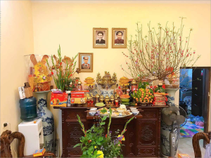 Ảnh thờ của người có vai vế cao nhất nên được đặt ở vị trí cao nhất trên bàn thờ