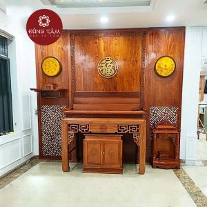 Bàn thờ gỗ gụ sang trọng phù hợp mọi không gian phòng thờ.