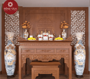 Bàn thờ gỗ hương đỏ dày dặn, chắc chắn và vững chãi