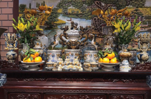 Bàn thờ ba bát hương được bố trí hợp phong thủy