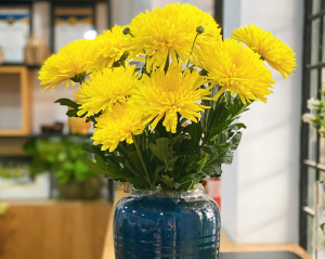Bình hoa cúc vàng hình quạt xòe làm đẹp không gian thờ thường ngày