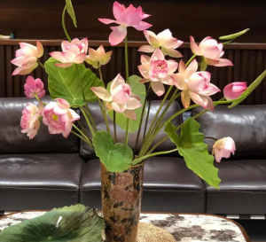 Bình hoa sen mang vẻ đẹp thuần khiết sau khi cắm