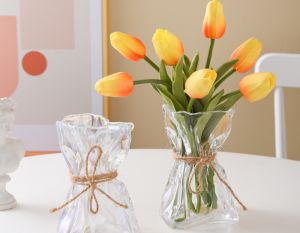 Bình hoa thủy tinh sang trọng rất phù hợp để cắm những bông hoa mang vẻ đẹp hiện đại