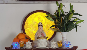 Bình hoa tươi dâng bàn thờ mang đến sức sống tràn đầy cho nơi thờ tự