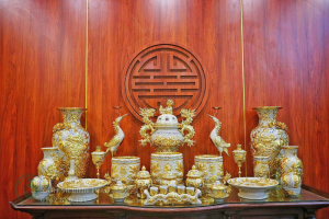 Bộ đồ thờ gia tiên được bày biện đúng chỗ mang đến nhiều may mắn, phước lành