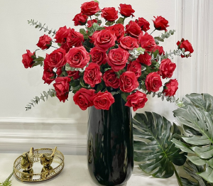 Cắm hoa hồng đỏ chưng bàn thờ giúp bạn bày tỏ tình cảm với người thân đã khuất