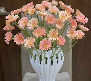 Cắm hoa theo hình kim tự tháp đơn giản, dễ thực hiện 