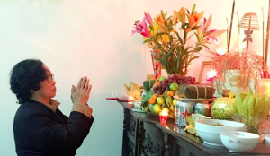 Dâng mâm trà bánh và đọc văn khấn Phật lúc giao thừa là nghi lễ không thể thiếu