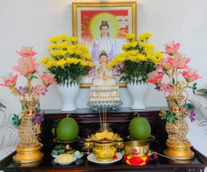 Đặt hai lọ hoa ở hai bên bàn Phật giúp không gian thờ cúng trông cân đối và hài hòa 