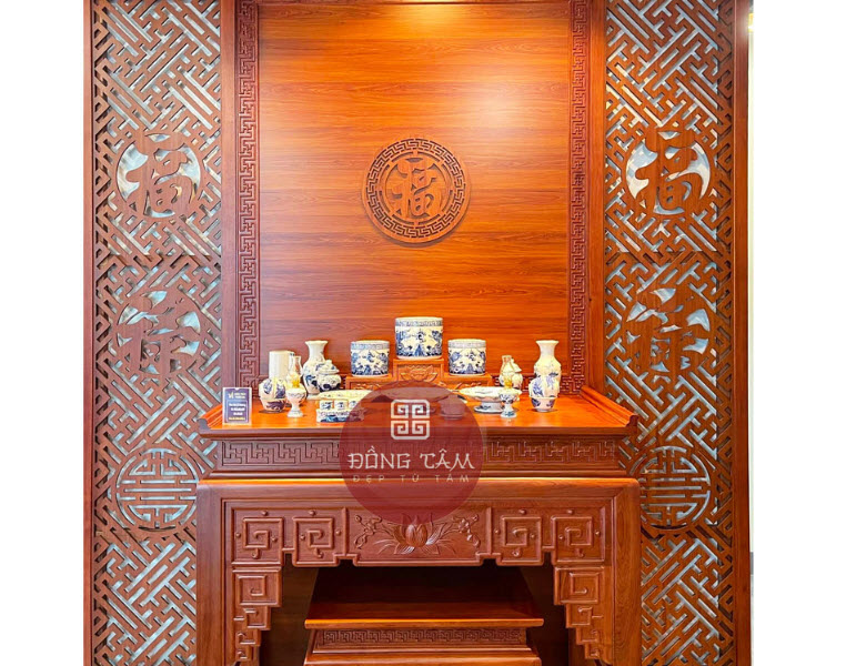 Đồ thờ được bày trí hài hòa tạo nên cảm giác ấm cúng cho bàn thờ Đồ thờ được bày trí hài hòa tạo nên cảm giác ấm cúng cho bàn thờ