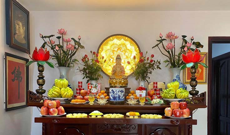 Gia chủ nên đặt bát hương ở vị trí trung tâm của bàn thờ Phật linh thiêng Gia chủ nên đặt bát hương ở vị trí trung tâm của bàn thờ Phật linh thiêng