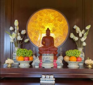 Hoa được cắm trên bàn thờ đều mang ý nghĩa và màu sắc khác nhau.