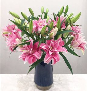 Rất nhiều người thắc mắc có cắm hoa ly trên bàn thờ được không