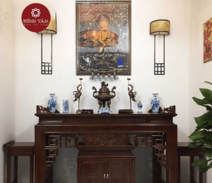 Bàn thờ gia tiên và Đức Phật được bày trí vật phẩm hợp phong thủy