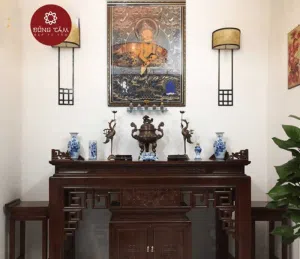 Bàn thờ gia tiên và Đức Phật được bày trí vật phẩm hợp phong thủy