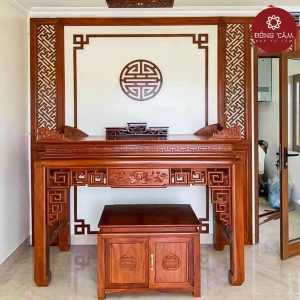 Mẫu bàn thờ gia tiên gỗ gõ đỏ hoạ tiết đơn giản DT30