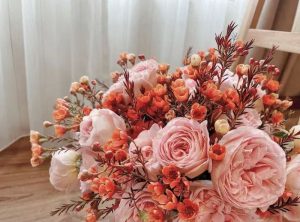 Cắm hoa thanh liễu trên bàn thờ kết hợp nhiều loại hoa khác