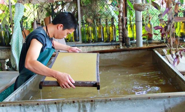 Kỹ thuật tạo hình bằng nước độc đáo giúp Trúc Chỉ có chiều sâu và hiệu ứng ánh sáng đặc biệt.